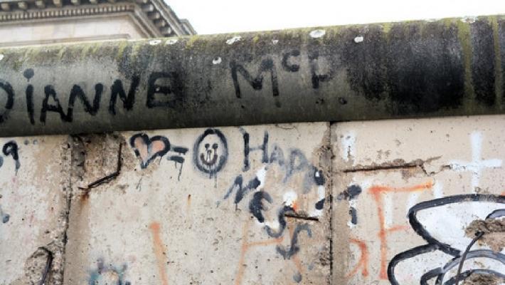 Berlinmuren skilte Øst- og Vest-Berlin i 28 år. Riksdagen (6.7 km) Riksdagen, eller på tysk Reichstag, er Tysklands parlamentsbygning, og ligger midt i Berlin nær Brandenburger Tor.