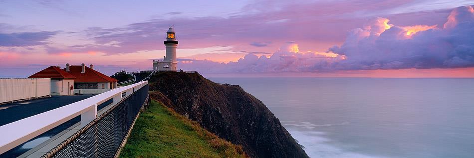 Byron Bay Den aller første reisen jeg var på var Byron Bay en rolig avslappet by med et bra uteliv og en flott natur. Turen var arrangert av QUT.