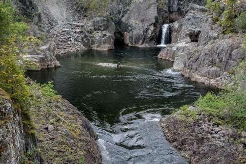 9.4. Helvetesfossen Når en står på broa over Helveteshylen ser en tydelig at det er gjort sprengningsarbeid i området. Ved normal restvannføring ser en fort at det er umulig for fisk å passere fossen.