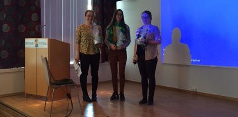 Dagen endte med en eksamensfest i UiT sitt samiske kulturhus, Ardna Det var en rørt og veldig glad Mona som mottok både vakre gaver og fine taler.