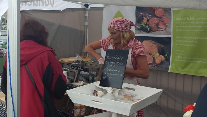 Bondens marked (8.3 km) Det er et fristende utvalg av lokal mat på Bondens marked på torvet i Trondheim.