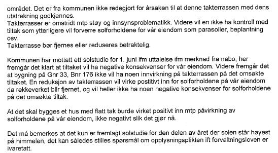 Kommunen har i rammetillatelsen satt vilkår om å trekke noe av takterrassen tilbake. Det er altså tatt hensyn til klagers innsigelse i tillatelsen.