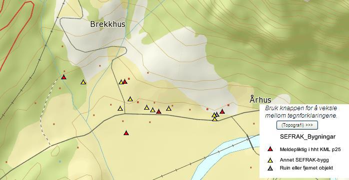 Søk på www.kulturminnesok.no ga ingen treff på fredete kulturminner i området, men det er registrert relativt mange SEFRAK-bygninger i Brekkhus (figur 13). I brev datert den 16.