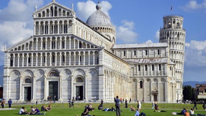 Det skjeve tårn i Pisa (56.8 km) Opplev landemerket Det skjeve tårn i Pisa. Det ble oppført rundt 1173 og stod lenge helt rett, slik det var ment at det skulle være.
