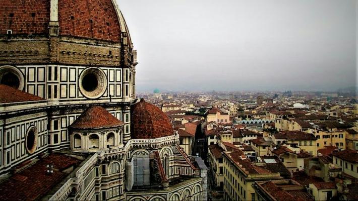 Firenze Duomo (66.9 km) Domkirken i Firenze er verdens største mursteinskatedralen, og er synlig på mange kilometers avstand. Det sier seg selv at den derfor har en fremtredende plass i bybildet.