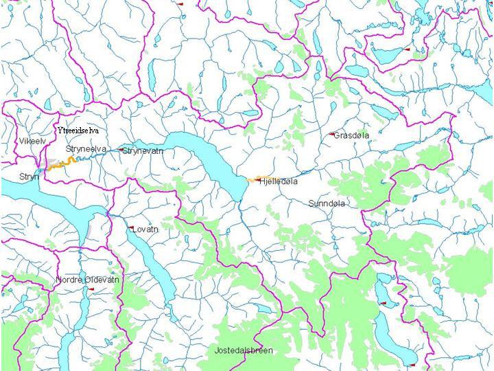 Figur 1. Strynevassdraget. Strekningene som skal flomsonekartlegges er markert med gult. En del aktuelle hydrologiske målestasjoner i området er markert med røde symboler.