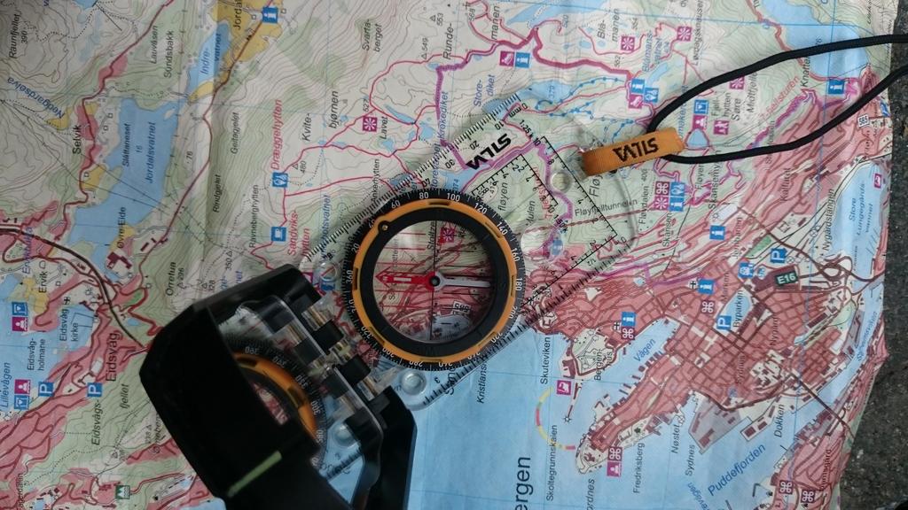 Orienter kartet Den røde delen av kompassnålen (nordpilen) peker alltid mot nord i terrenget.