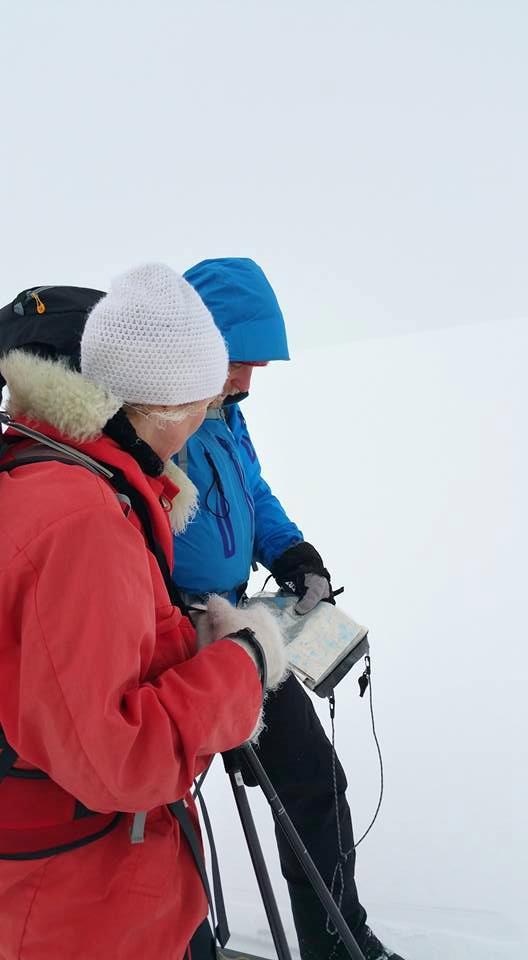 Kompasskurs 1. Orienter kartet 2. Plasser kompasset på kartet slik at kompasset lager en linje fra der du er til der du skal på kartet 3.