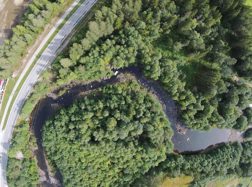 Side 16 av 26 Bilde 3: RPAS foto over stasjon 2. Rød linje skisserer omtrentlig området som ble undersøkt med elfiskeapparat. Stasjon 3.