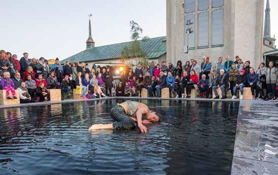 VED SIDEN AV FØR, RETT OVER ETTER. Tverrfaglig åpningsforestilling Bodø Biennale 2016 ved vannspeilet utenfor Bodø Domkirke. Med og av dansekunstner Tanja Andreeva og lydkunstner Linn Halvorsrød.