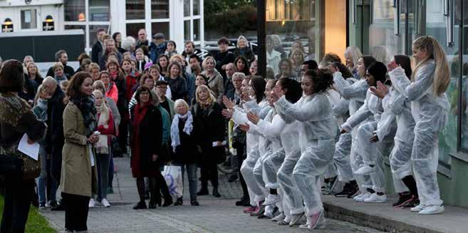 8. UTADRETTET ARBEID Fra kunstvandringen i Bodø sentrum i forbindelse med åpningen av Bodø Biennale 2016. Foto: Bjørn Erik Olsen 8.