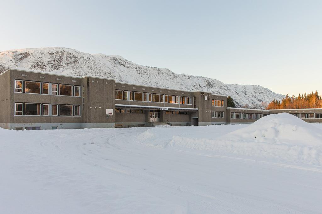 stot tafikkpss i omådt vd skolstat og skolslutt Gaml Kippmon ungdomsskol stå i dag n og folatt.