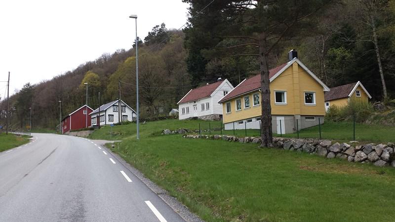 Navnet er fra gammelnorsk og betyr mindre jordstykke. Tveiten var opprinnelig ødegård under Steinsland.