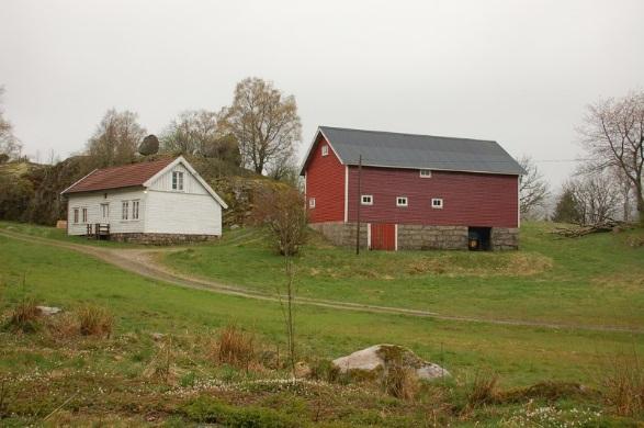 Figur 4-22 Opsal med den gamle tupten på høyden mellom bygningene Kulturmiljø 17 Skolehus Livoll Beskrivelse: Kulturmiljøet består av et