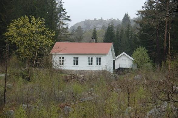 Skolehuset er bygd i tradisjonell stil og er ett av flere skolehus som ble bygd på slutten av 1800-tallet/begynnelsen av 1900-tallet i