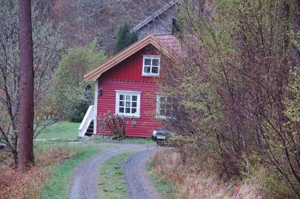 På begge brukene er det våningshus i tradisjonell sørlandsstil, begge fra 1800-tallet, samt