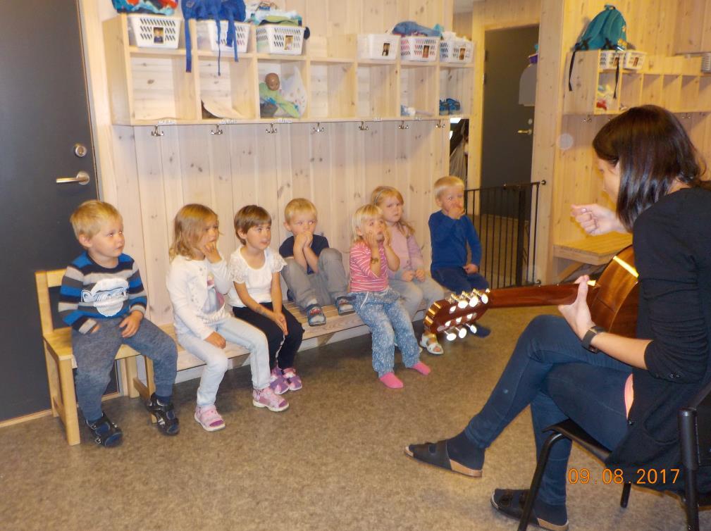 8. Vi i Engesland barnehage vil at alle skal ha like muligheter til å bli sett, hørt og oppmuntret til å delta i fellesskap i alle aktiviteter i barnehagen.