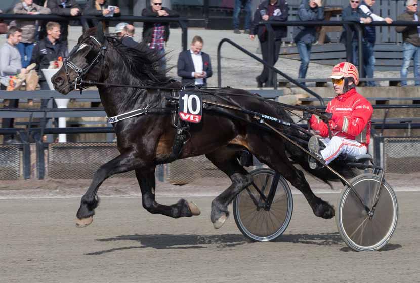 TRAVPROGRAM SØNDAG Sørlandets 25. juni TRAVPARK Start 1. løp kl. 18.50 V65 kl. 19.10 V5 kl. 19.50 DD kl.