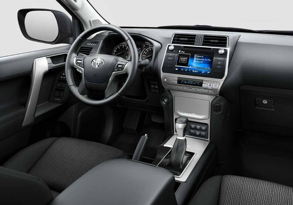 UTSTYRSGRADER Interiør Premium stoff i sort eller beige Varmeseter foran Elektrisk justering av førersete Elektrisk vinduer - alle med auto Toyota Touch multimediasystem 8'' multimediamonitor, DAB+