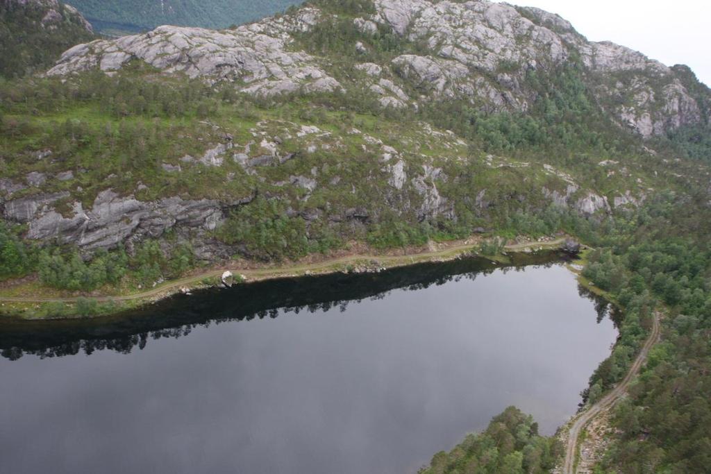 Inntaksområdet er markert med ei raud pil og utløpet/ damplassering med ei svart pil.