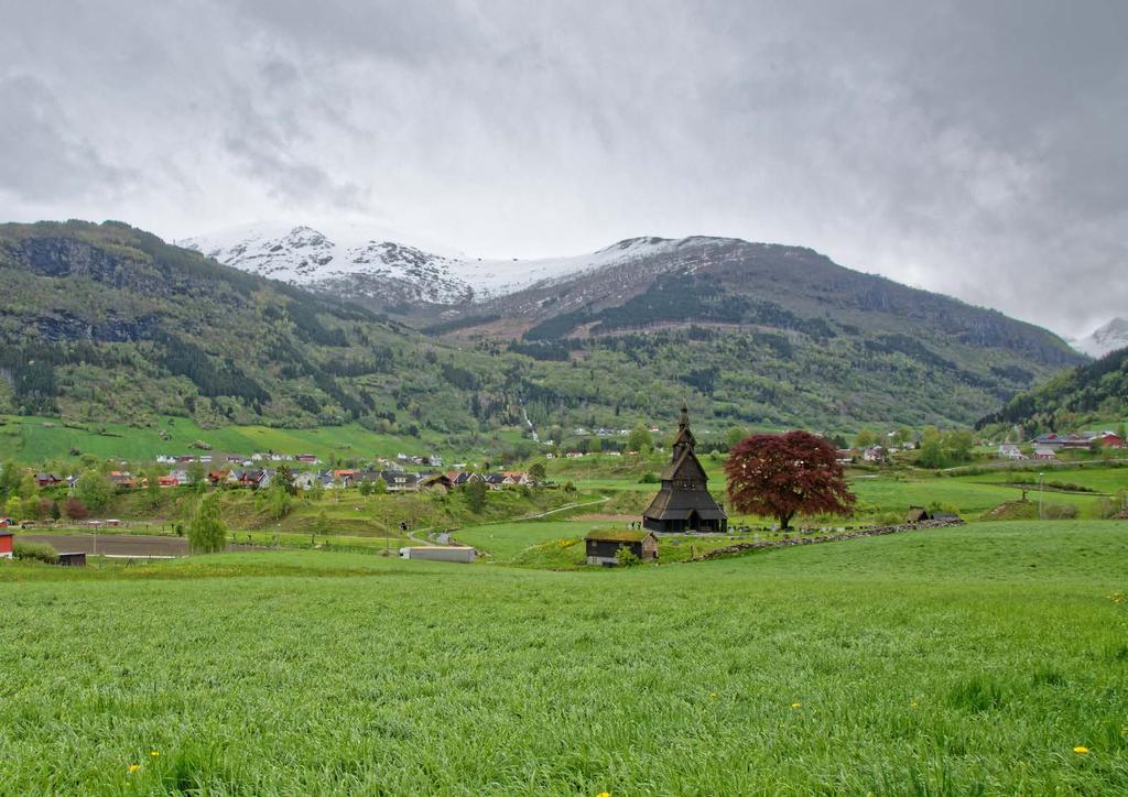 Hopperstad stavkyrkje: Vik i Sogn. Foto: Dagfinn Rasmussen / Riksantikvarens arkiv. Hopperstad stavkyrkje BYGNINGSBESKRIVING Hopperstad stavkyrkje ligg i Vik kommune i Sogn og Fjordane.