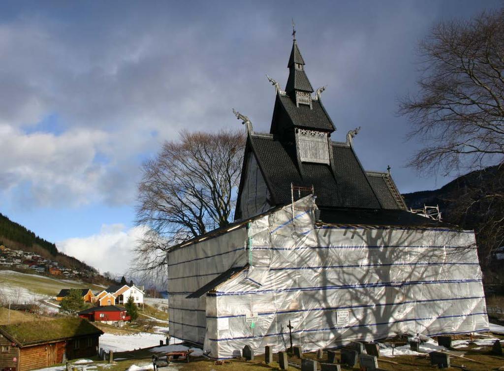 austgavlen til koret, moglegvis frå kyrkja si eldste tid.2 Taktroa ser gjennomgåande og ut til å vere nyare i heile kyrkja.