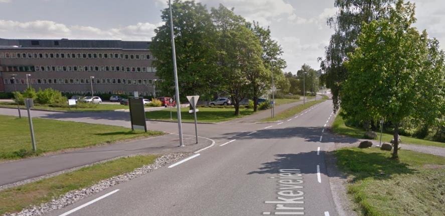 Krysningspunkt 1: er tilrettelagt for krysning med belysning og venteareal på begge sider av fylkesveg 56 Kirkeveien. Trafikken i Kirkeveien er på 1.