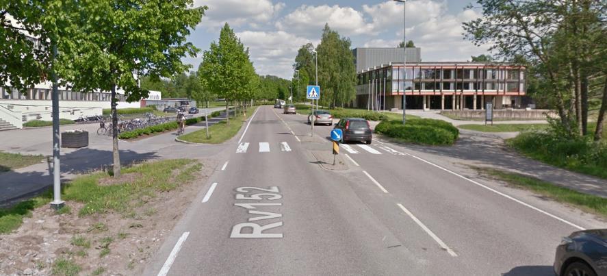 Figur 6: Krysningspunkt nummer 1, sett fra nord (kilde: Google Street View) Krysningspunkt 2: er et gangfelt med trafikkøy. Det er god sikt og belysning på stedet.