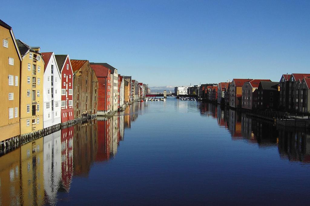 Trondheim kommune Trondheimsskolen 3 000 ansatte 20 000 elever 54 skoler ca 1000 ElevNettPC-er (Windows) 8000 Chromebooks Trondheim kommune 190 000 innbyggere 220 enheter i