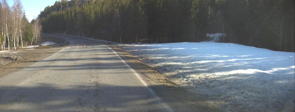 På bakketoppen ved Lian gård i nord åpner landskapet seg, det er gårdsbebyggelse med dyrkamark på begge sider av vegen og utsikt til fjorden. Turstier er ikke registrert i området.