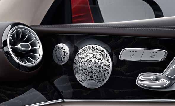 52 Suveren lyd som gjør inntrykk Som tilleggsutstyr kan E-Klasse Coupé leveres med Burmester High-End 3D surround-soundsystem som legger til rette for enestående lyd.