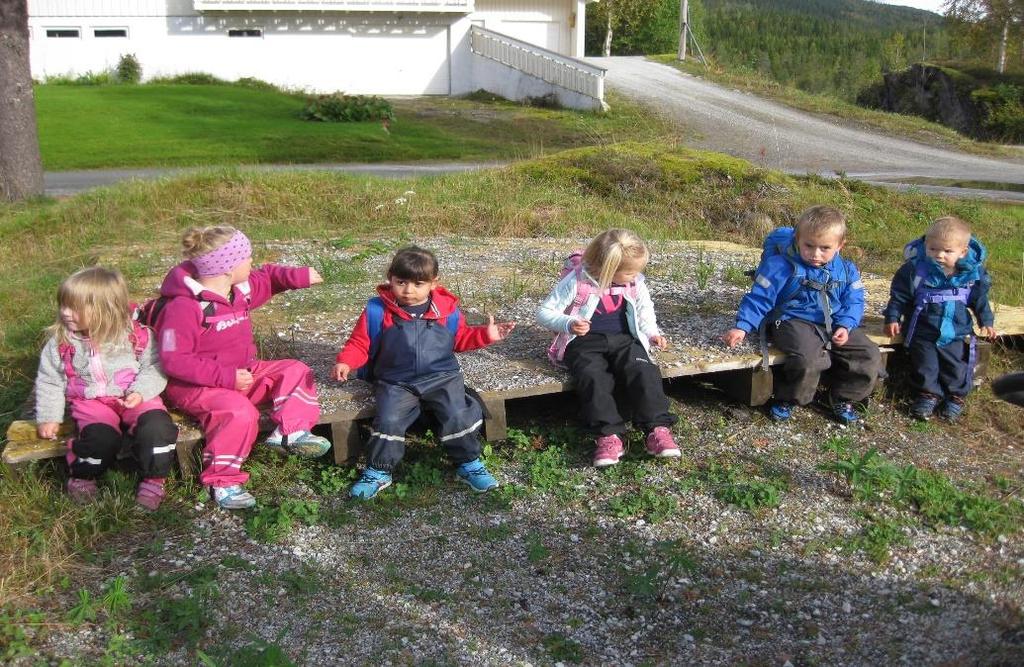 Høstdikt Sakte faller løvene ned Tilbake står et nakent tre Naturen bugner av frukt og bær Ja, endelig er høsten her!