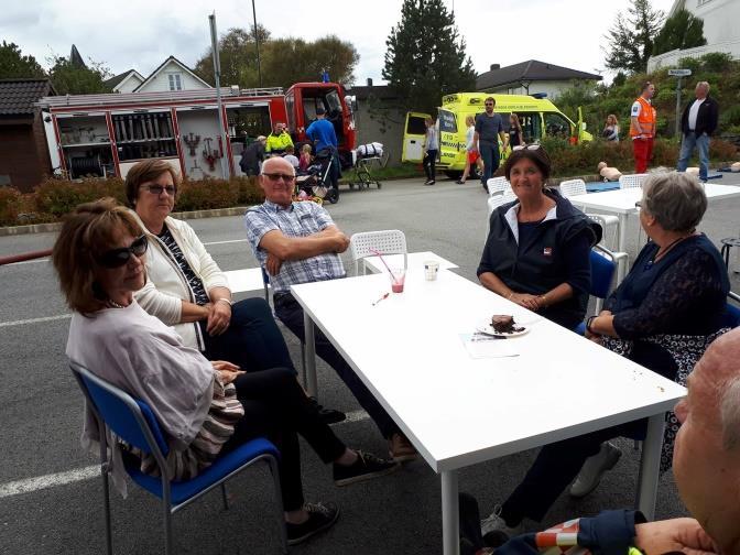 Vi i beboerforeningen arrangerte kafe i brannstasjonen, med bord utenfor.