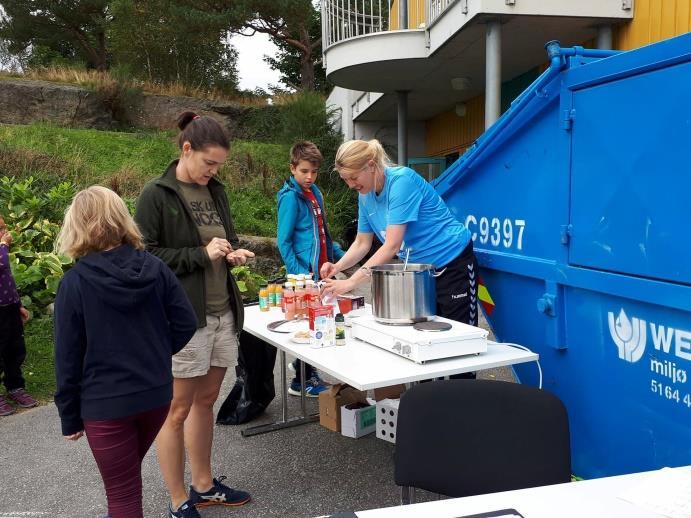 Det var også kafe utenfor skolen der Vassøydilten startet og kom inn, så en kunne spise og kose seg flere steder