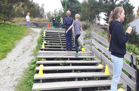 Idrettslaget hadde laget en løype som inkluderte fysiske aktiviteter som frisbee golf, pinne kasting, fotball