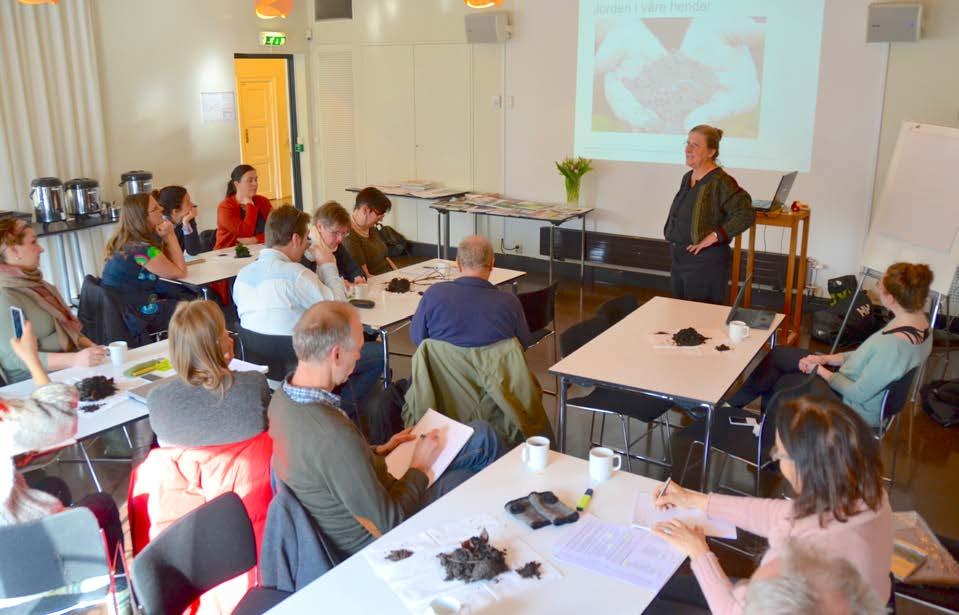 Linda Jolly holdt innlegg under en workshop om levende jord (se bordet) for skribenter og formidlere på Litteraturhuset 3.3.2015.