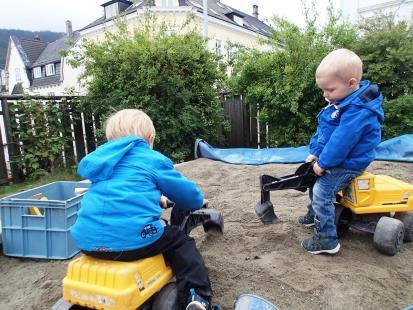 Det er godt å være to med felles fokus. Dobbel glede dobbel gøy Ha kompetanse om barns lek. Vise engasjement og glede sammen med barna i leken.