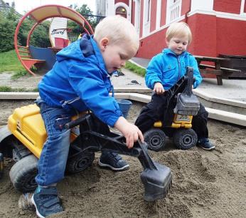 Skjerme leken mot unødige avbrytelser. Sørge for at det er progresjon i tilgjengelig materiell og erfaringer.