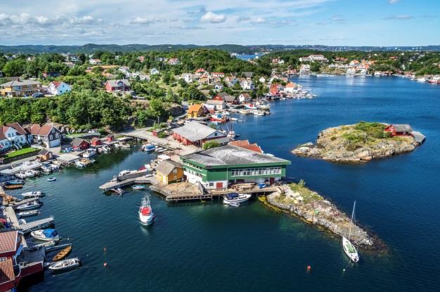 Rundt planområdet ligger det øvrige boliger, brygger, fritidsbebyggelse og skibbuer.