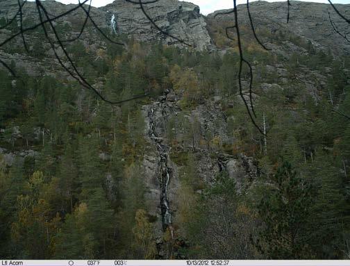 25 Figur 3-3 Bilete av Grønskredfossen. Øvst: Vassføring ved planlagd minstevassføring om sommaren. Nedst: omlag middelvassføring.