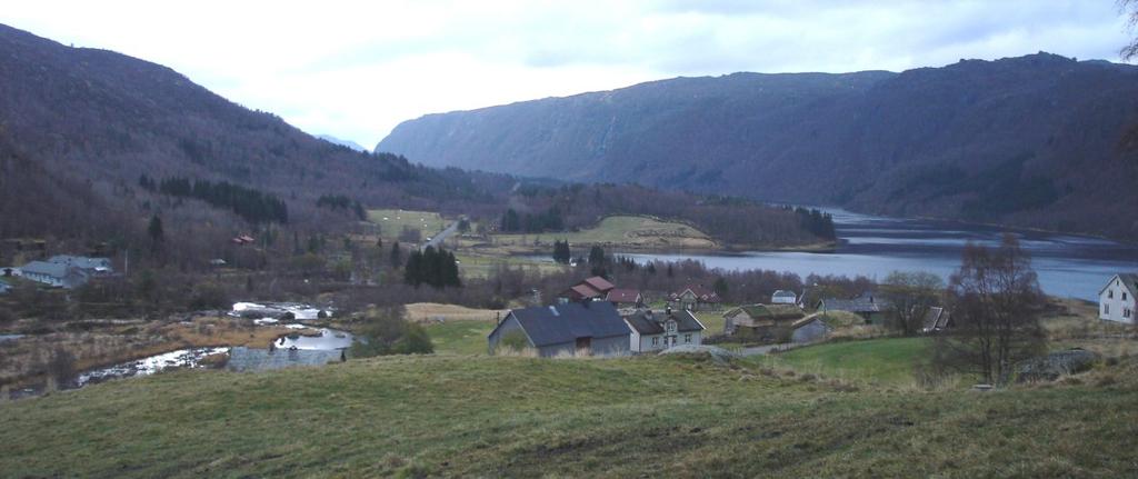 Figur 6-4. Deler av Ljoslandsbygda og Ljoslandsvatn, sett fra nord. Elva Monn til venstre. Foto: I. Biørnstad, Sweco. Figur 6-5.