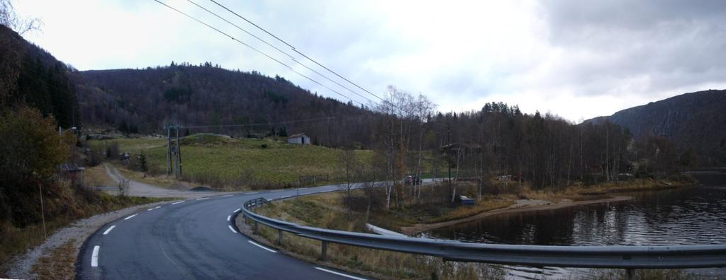 Figur 7-7. Området ved Kløystøl, hvor alt. 2.0 er tenkt ført fra kabel i vann til luftledning. Sett fra nord mot sør. Panoramabilde. Foto. I. Biørnstad, Sweco.