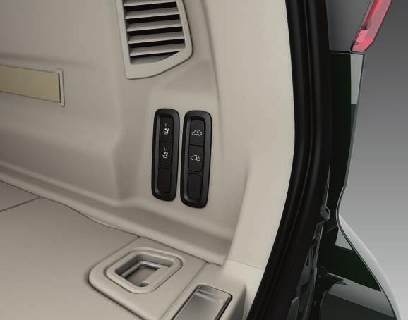 Hvis bilen har elektronisk nedfelling av baksetet*, er det knapper for denne funksjonen i bagasjerommet. Felle ned seteryggene elektronisk 1. Fell ned nakkestøtten på midtre sete manuelt. 2.