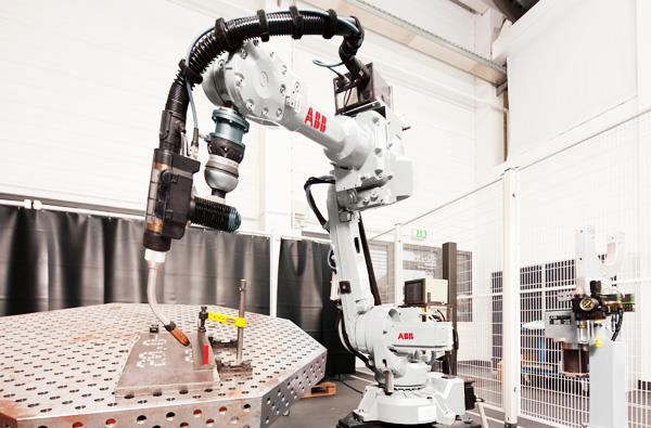 Innhold Introduksjon til RobotNorge ABB Robotics Robotisering i Norge HMLV «High Mix Low