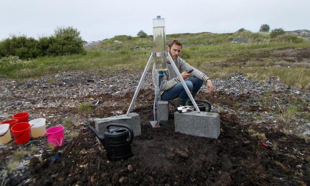 KVISTEN AVFALLSDEPONI UNDERSØKELSER 31 Figur 22. Forsøk med infiltrometer. Infiltrometeret benyttes til å måle hydraulisk konduktivitet in situ. Figur 23 viser hvordan utstyret monteres.