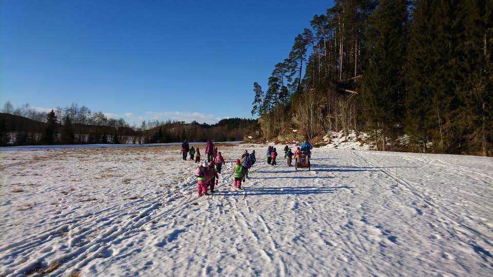 13. MARKASVINGEN OG KLATREBERGET Ved Kongsvegen barnehage er Markasvingen en aldersblandet gruppe med barn fra 2-5 år. Klatreberget en stor barns gruppe.