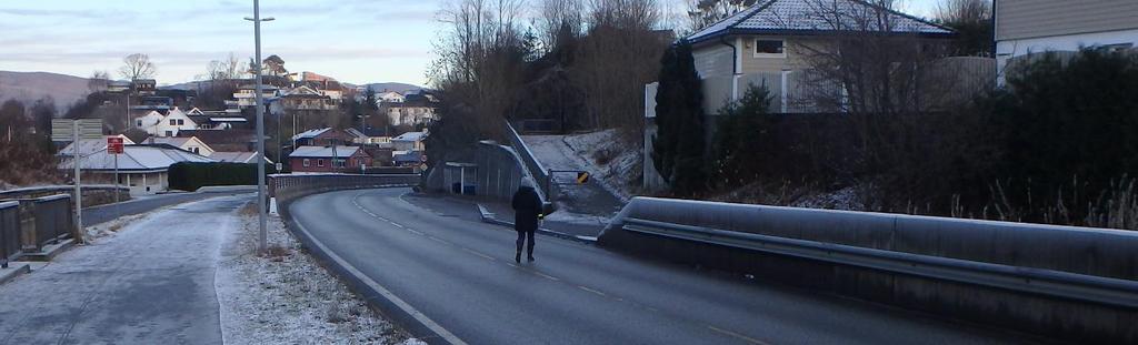 Bilde viser fotgjenger som krysser veg istedenfor å bruke undergang. Lokal fartsgrense er her 50 km/t.