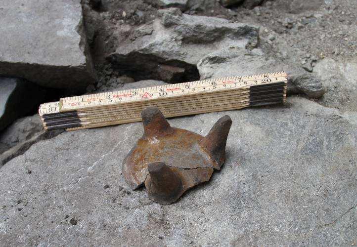 10). 5.2.1 Funn av leirgodskeramikk Ved kanten av K39 mot sør (se figur 15) ble det funnet to keramikkfragmenter som passet sammen.