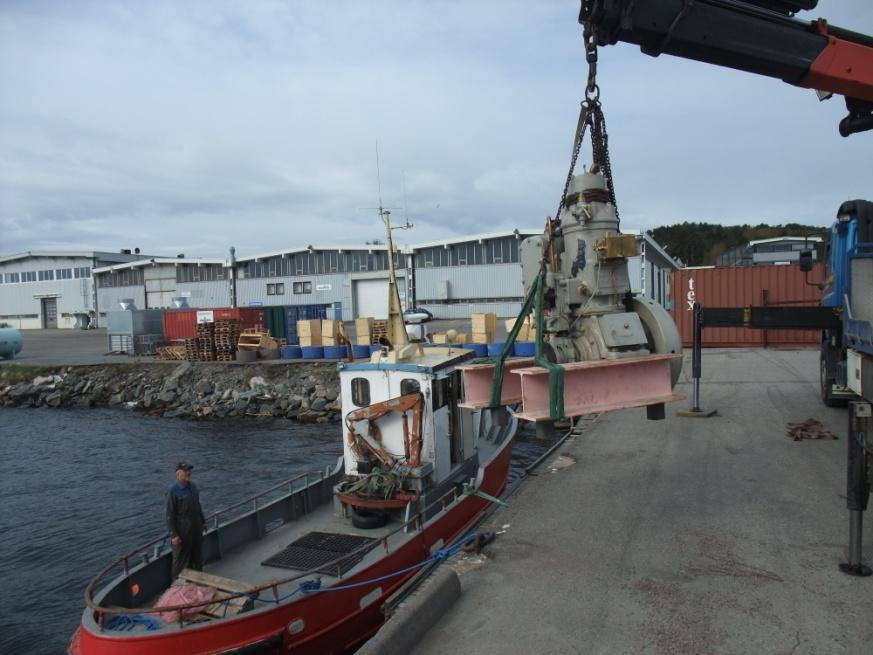 Motoren heises om bord i Bentsen ved