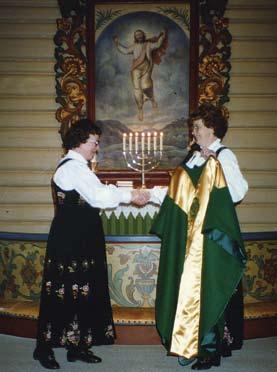 (Arkivfoto) 11 Ny kyrkjetekstil: I 1995 gav Dalen og Slåen kvinneforening ny messehakel